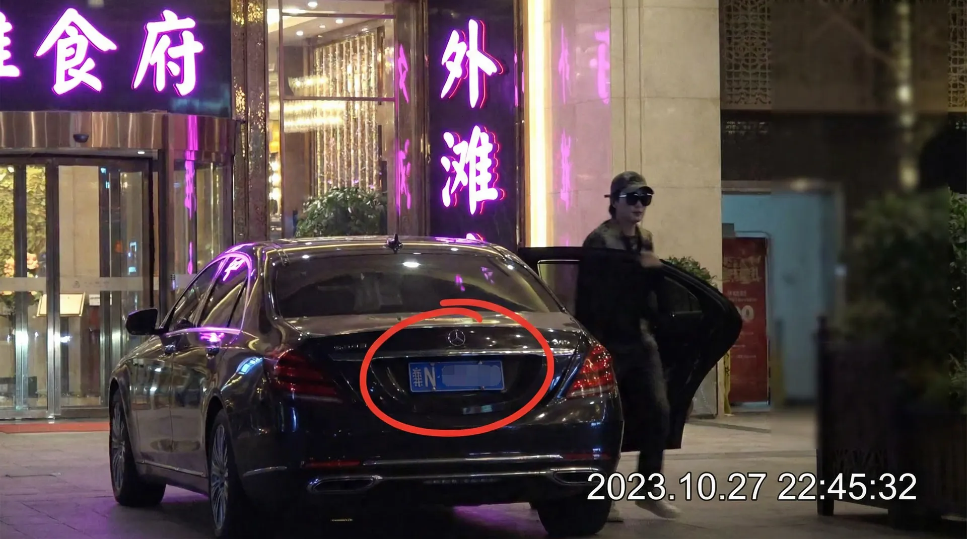 火博体育网站app - 豪车餐厅外被拍